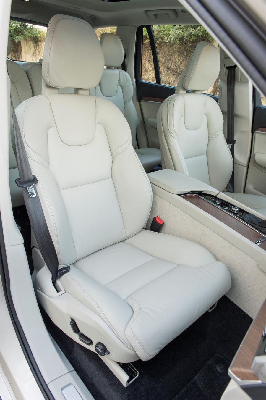  Volvo XC90 D5 Momentum 2015 года  (фото 10 из 26)